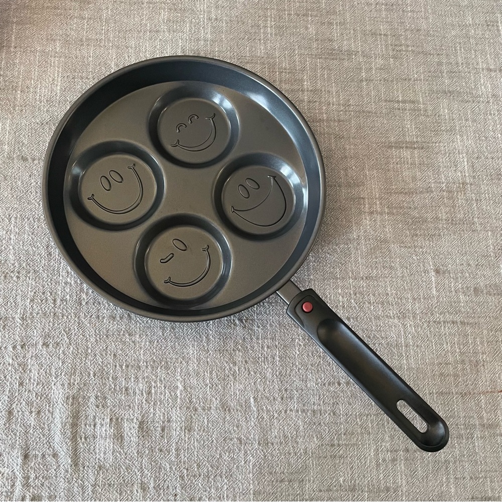 Avon Smiley Faces Silver Dollar Pancake Griddle 10"